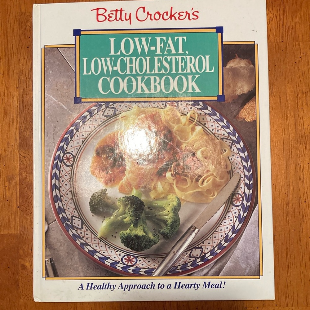 Cookbook BETTY CROCKER LOW-FAT. 210 pages of beautifully illustrated recipes